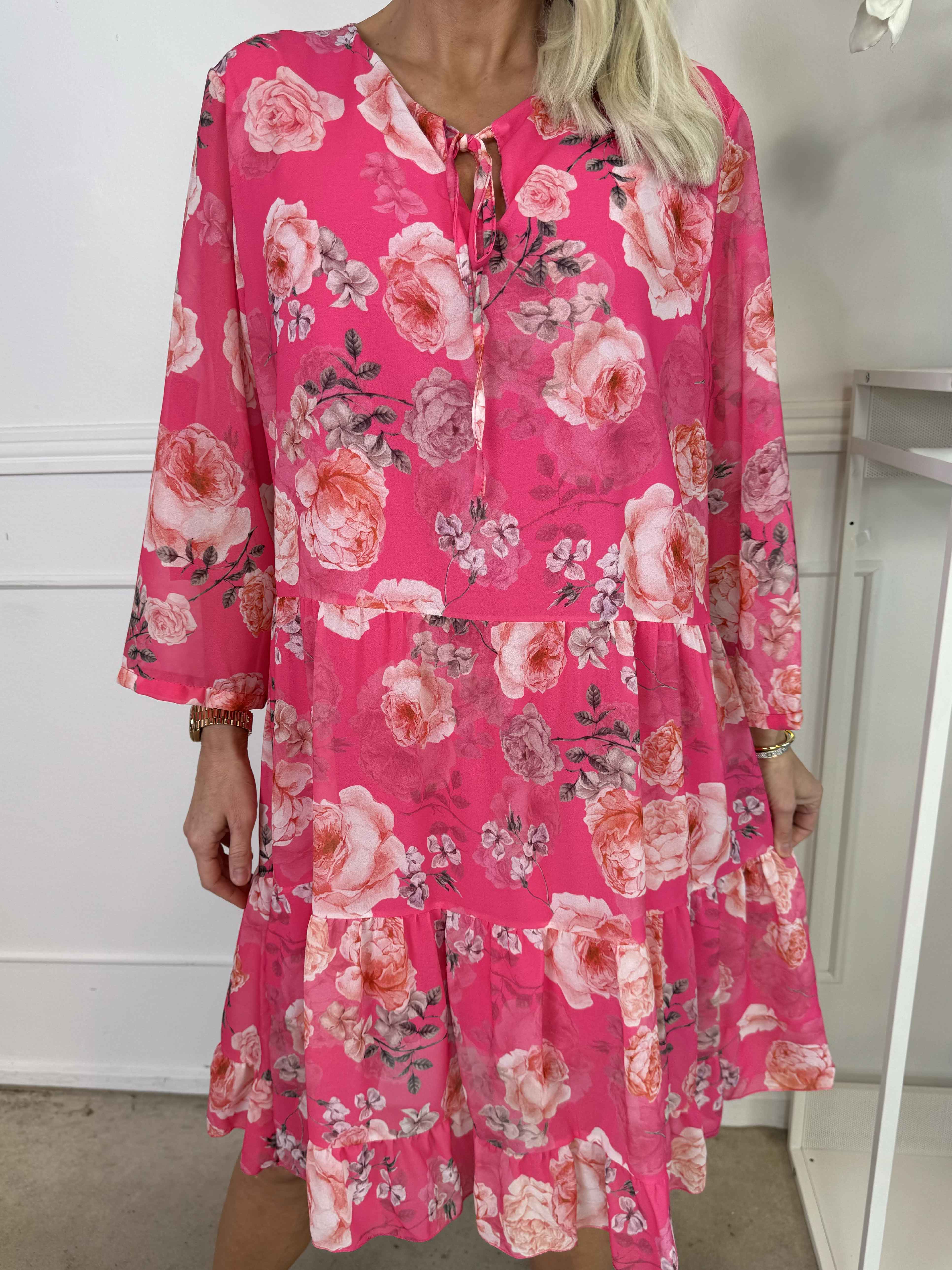 Stella - Blomsterkjole i chiffon med viskose underkjole